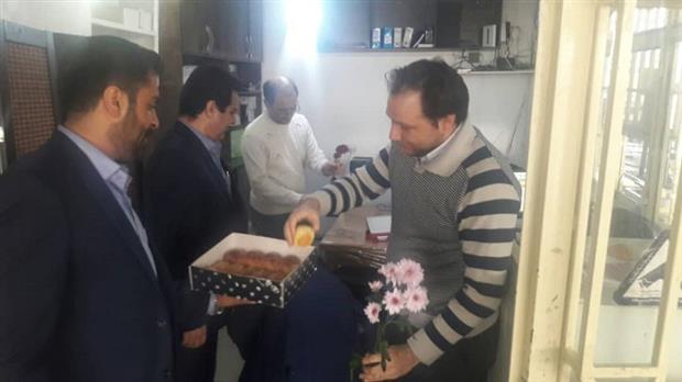 اهدا گل به مناسبت روز حمل و نقل  توسط سازمان حمل و نقل و ترافیک شهرداری طرقبه